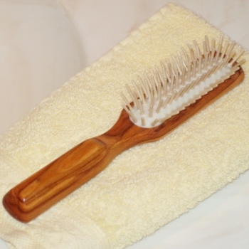 Holzstift-Haarbürste, Olivenholz, länglich, Maße: L 20 cm x B 3,5 cm